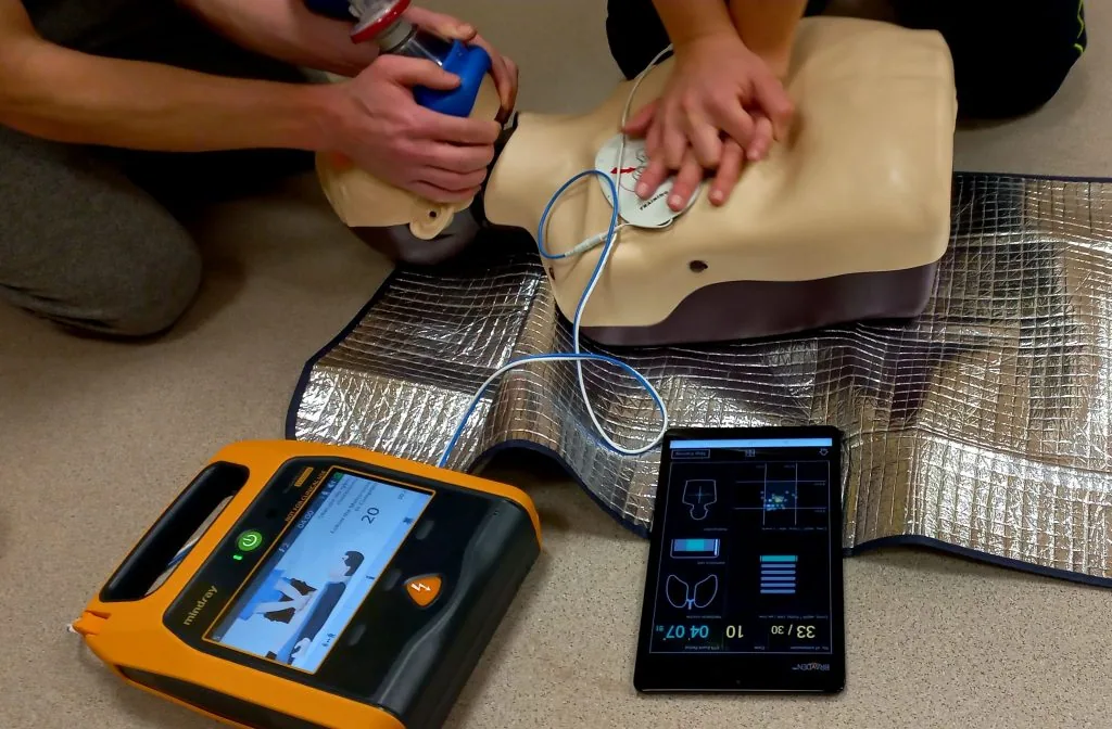 Nácvik použití automatizovaného externího defibrilátoru AED při kurzu